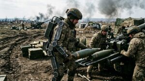 Soldat ukrainien équipé d un exosquelette motorisé chargeant des obus sur obusier CAESAR