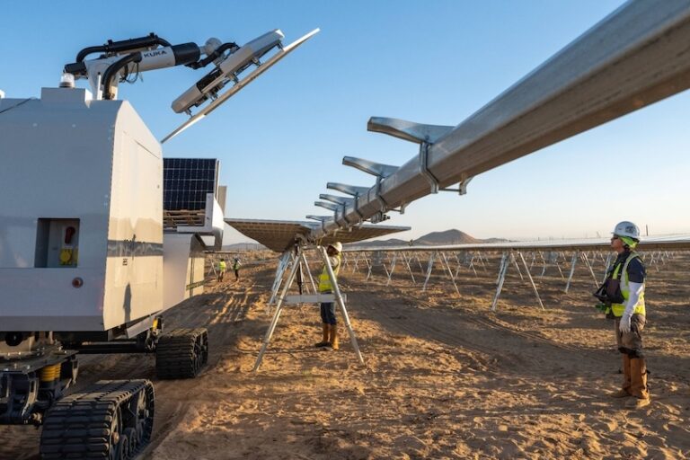 Robots Maximo installant des panneaux solaires sur le site Bellefield en Californie