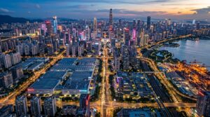 Vue aerienne de Shenzhen la nuit, hub technologique et IA de la Chine avec usines BYD et Honor