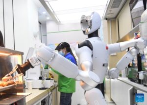 Humanoïde à grand modèle IA servant un client dans un convenience store de Haidian Pékin