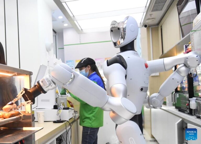 Humanoïde à grand modèle IA servant un client dans un convenience store de Haidian Pékin