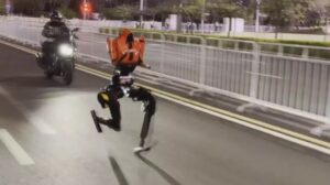 Robots humanoides HONOR Lightning et Energetic Boy au demi-marathon de Pekin