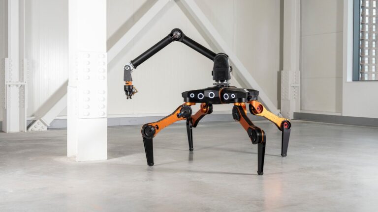 Robot quadrupede Mantis d All3 sur chantier de construction