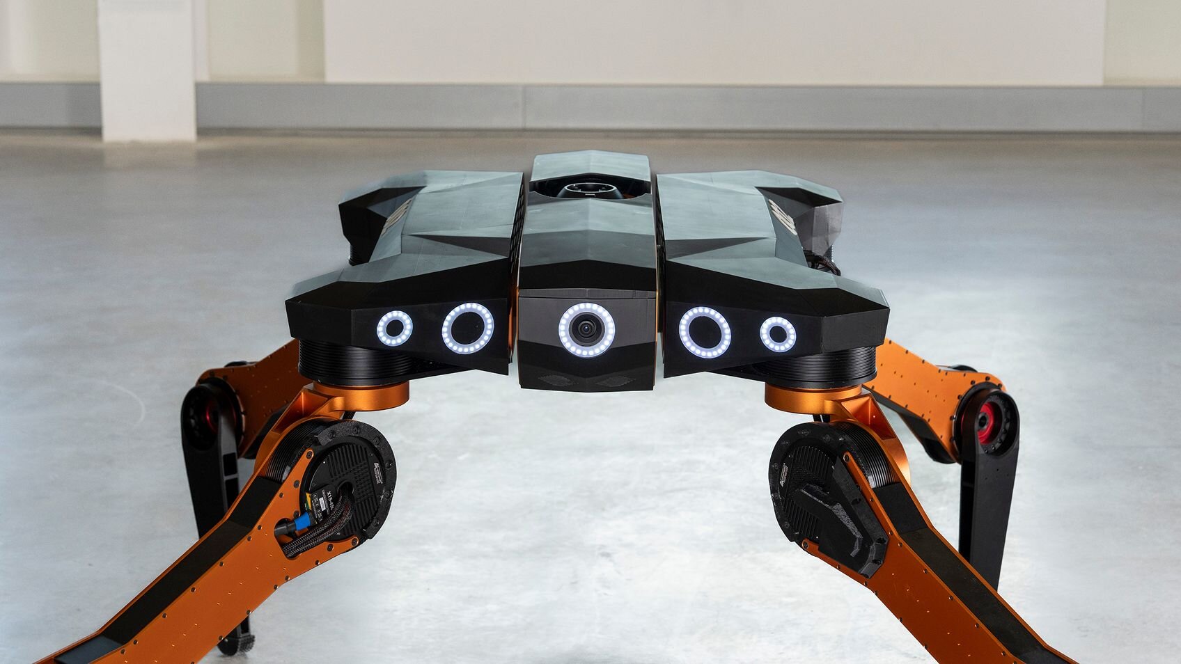 Robot Mantis d'All3 dans un atelier, équipé de son bras manipulateur