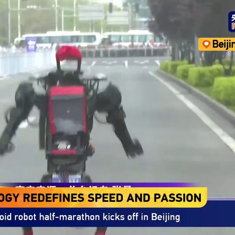 Robot Unitree H1 equipe d un sac a dos rempli de glace au semi-marathon humanoide de Pekin 2026