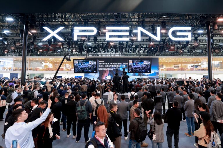 Robot humanoide XPENG Iron exhibe au Beijing International Auto Show 2026