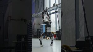 Robot humanoide Atlas de Boston Dynamics realisant un poirier