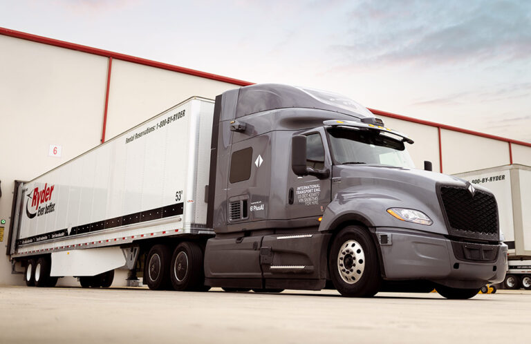 Camion autonome Plus AI sur autoroute Californie autorise par DMV