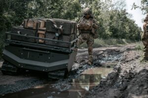 Robot terrestre GEREON dARX Robotics transportant des caisses militaires en Ukraine