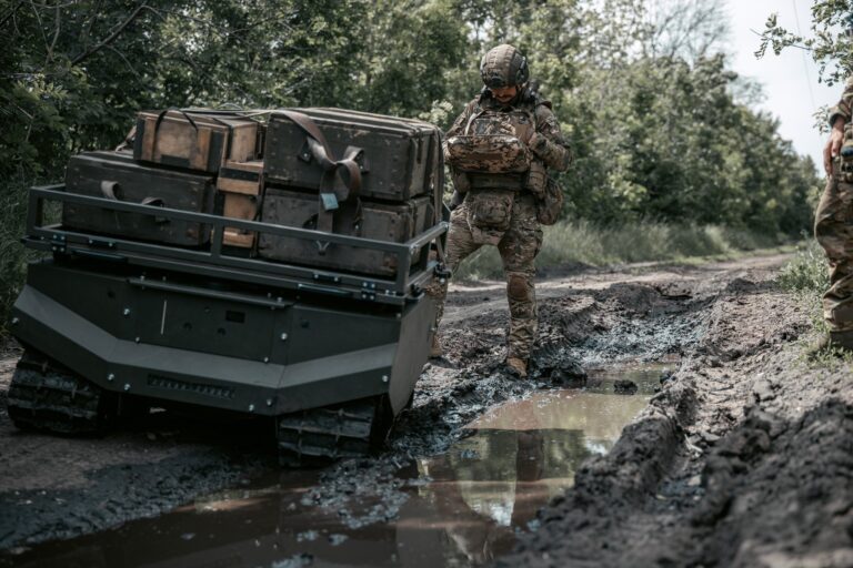 Robot terrestre GEREON dARX Robotics transportant des caisses militaires en Ukraine