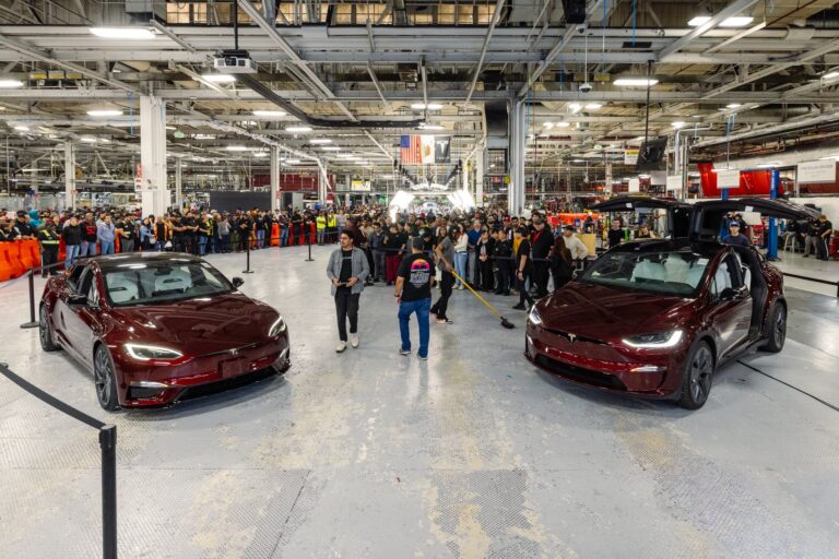 Les dernières Tesla Model S et Model X sortent de l usine de Fremont