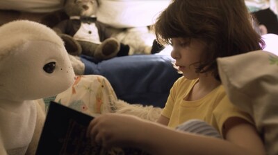 Le robot Familiar avec une enfant en pyjama dans un cadre familial