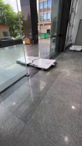 Robot voiturier autonome Shenzhen Shanyi qui se glisse sous une voiture pour la garer