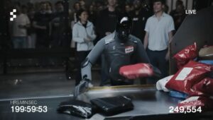 Robot humanoide Figure F.03 Rose triant des colis lors du livestream marathon 200 heures 249560 paquets