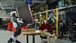 Robot humanoide Atlas de Boston Dynamics soulevant un mini-frigo
