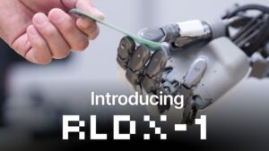 Humanoïde équipé de RLDX-1 démontrant la dextérité fine en San Francisco