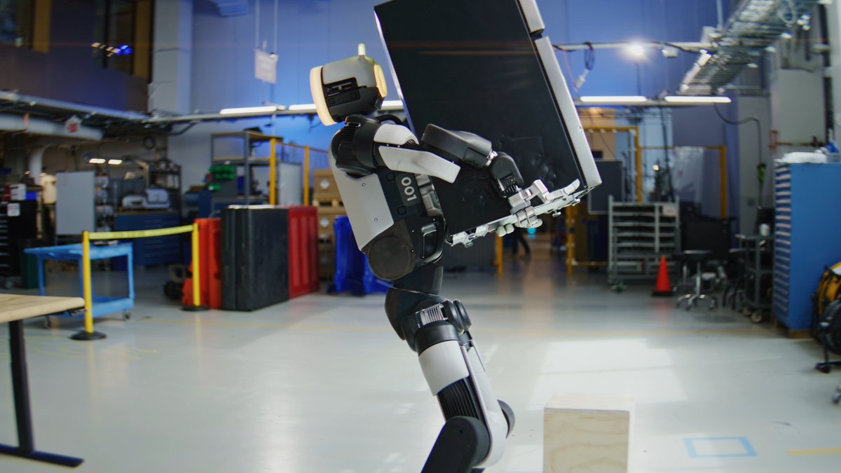 Atlas de Boston Dynamics soulève un mini-frigo industriel grâce à un entraînement par renforcement