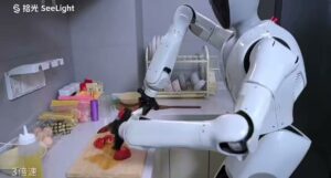 Le robot humanoide SeeLight S1 de GigaAI dans une maison de Wuhan