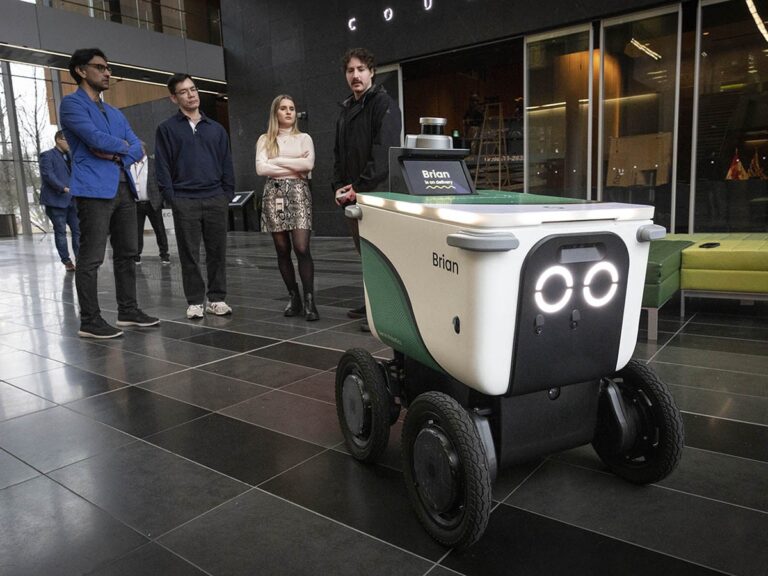 Vancouver vote cette semaine sur l&rsquo;arrivée des robots livreurs Serve Robotics : six mois de pilote sur les trottoirs du centre-ville