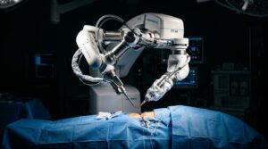 Kinova fête ses vingt ans en lançant KIMA, son bras robotique taillé pour le bloc opératoire