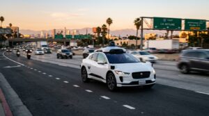 Waymo reprend ses courses sur autoroutes après deux mois de pause : mise à jour logicielle pour les chantiers et premier texte fédéral sur la sécurité des robotaxis