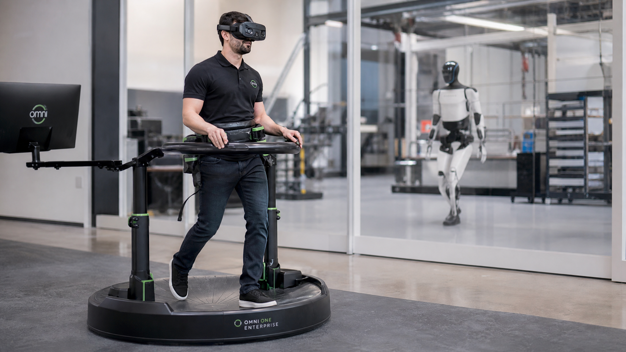 Tapis Virtuix Omni One Enterprise teleoperant un robot humanoide Tesla Optimus en usine