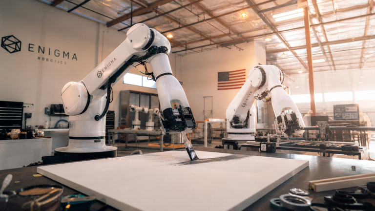 Enigma sort de la clandestinité avec 71 millions de dollars et met 100 robots en ligne : piloter une machine comme on règle le son