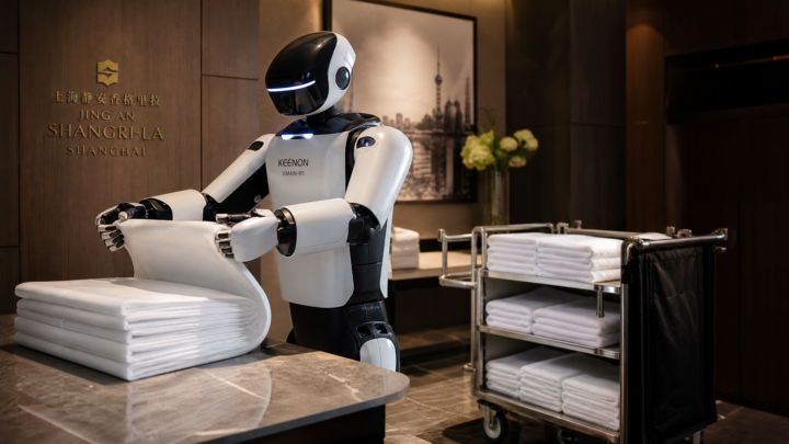 Robot humanoide KEENON XMAN-R1 travaillant dans un hotel au WAIC 2026 Shangai