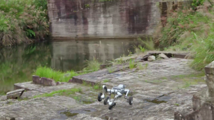 Le robot Unitree Super Athlete AS2-W en action sur terrain rocheux
