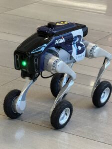 Un chien robot patrouille dans un aéroport américain pour la première fois : le pilote ABM au Terminal B de LaGuardia