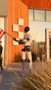 Robot humanoïde Figure 03 agitant un drapeau américain en extérieur, juillet 2026