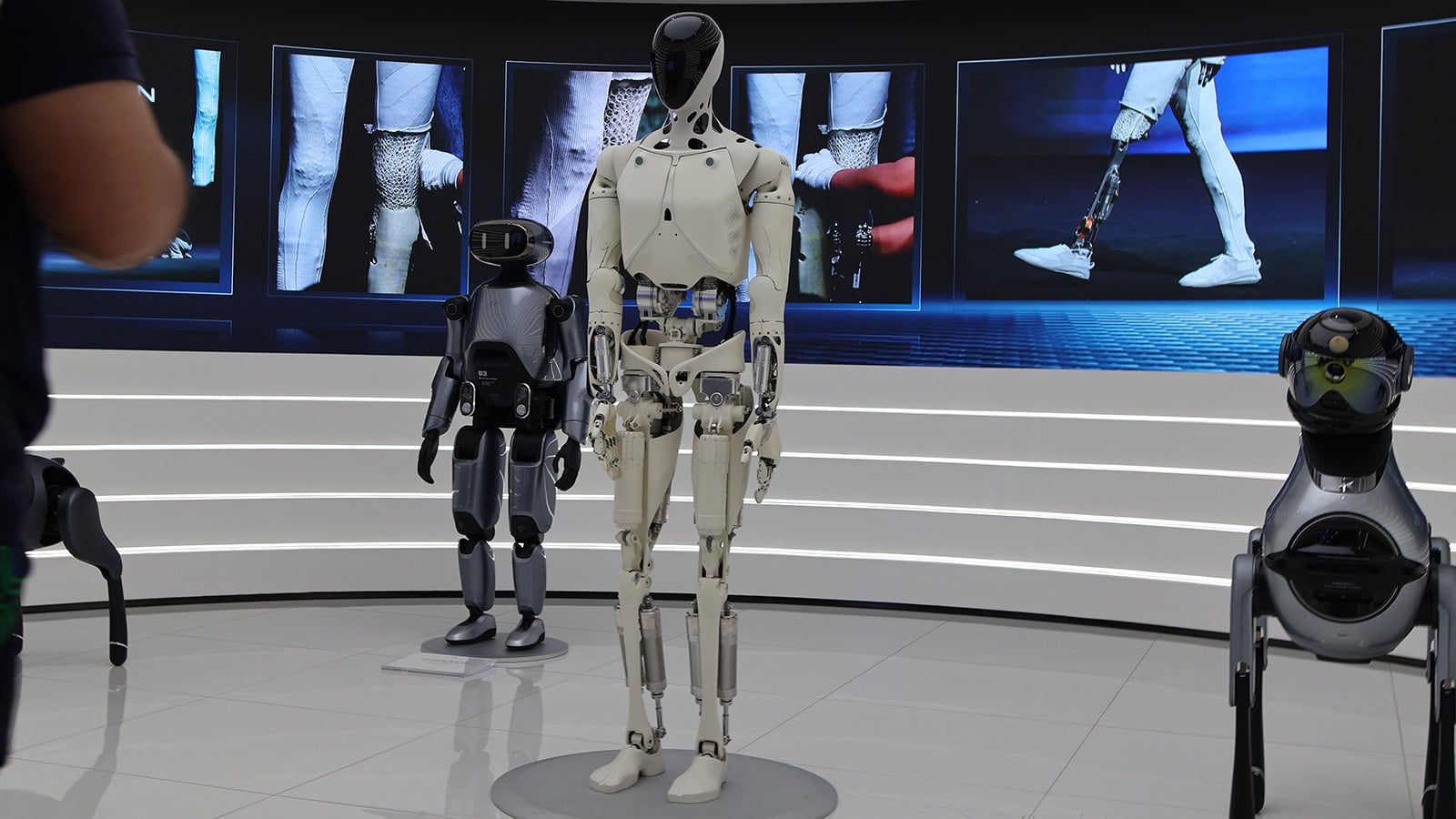 Robot humanoïde Iron de Xpeng exposé au siège de Guangzhou en 2026