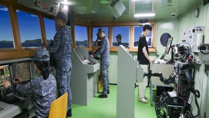 PIBOT le robot humanoide KAIST a la barre d un destroyer Aegis de la marine coreenne