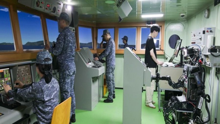 PIBOT le robot humanoide KAIST a la barre d un destroyer Aegis de la marine coreenne