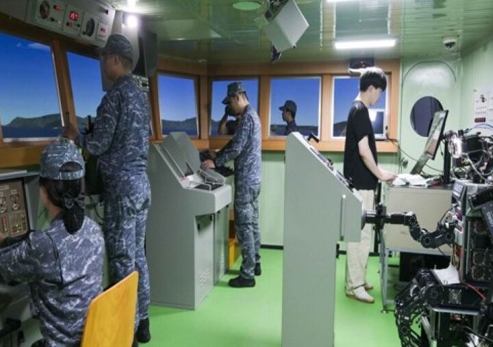 PIBOT robot humanoide KAIST a la barre d un destroyer Aegis de la marine coreenne