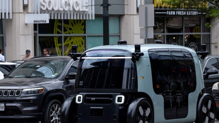 Zoox robotaxi autonome sans volant sans pedales rue Vegas autorisation NHTSA