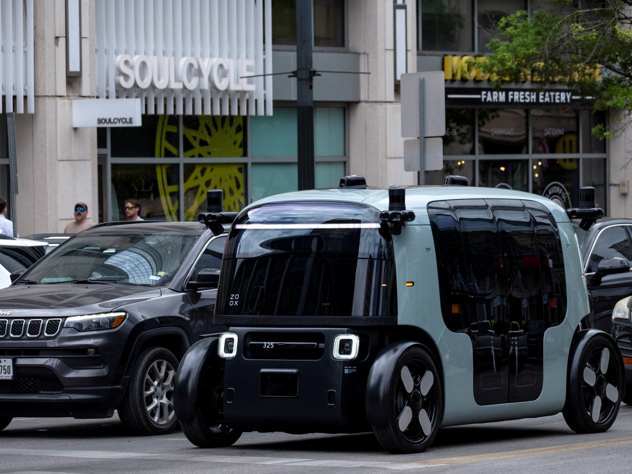 Un robotaxi Zoox sans volant ni pédales circule dans une rue américaine