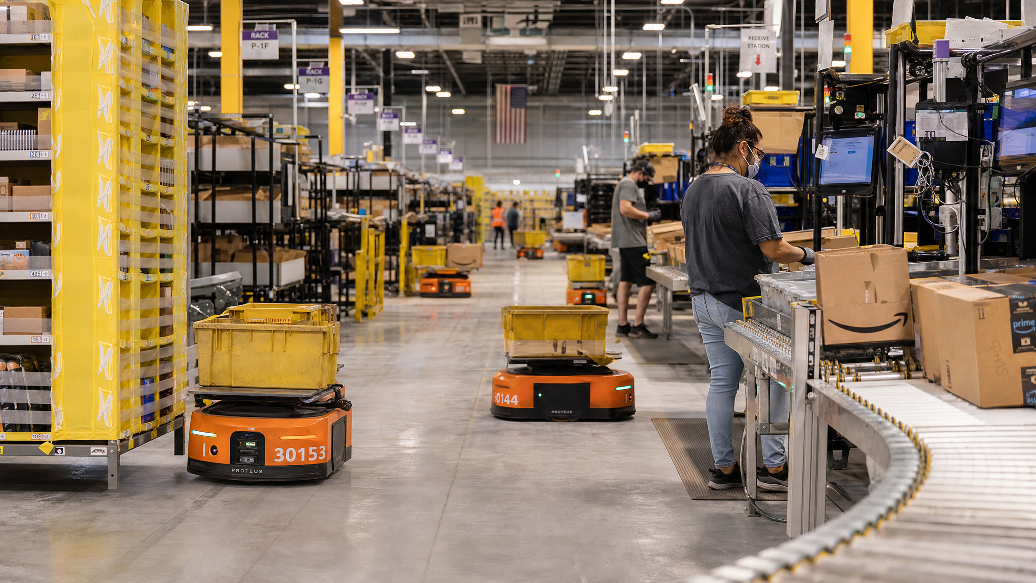 Robots autonomes dans un centre logistique Amazon en 2026
