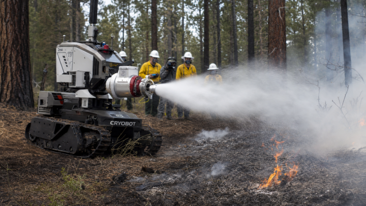 Robot tout-terrain a azote liquide pour combattre les feux de foret