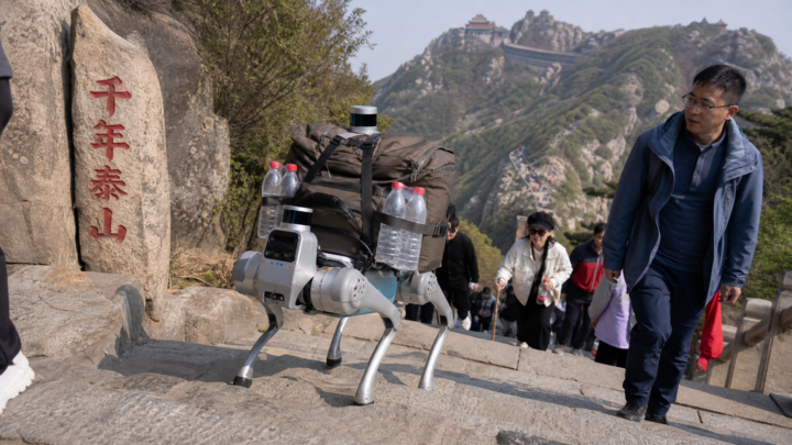 Chien-robot quadrupede sur les marches du mont Tai en Chine portant des bouteilles d eau