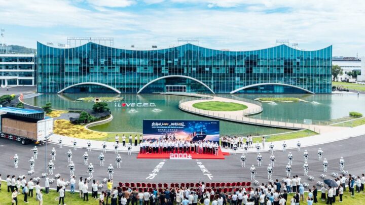 Robots AiMOGA tenant des drapeaux lors d'une cérémonie de livraison internationale à Wuhu