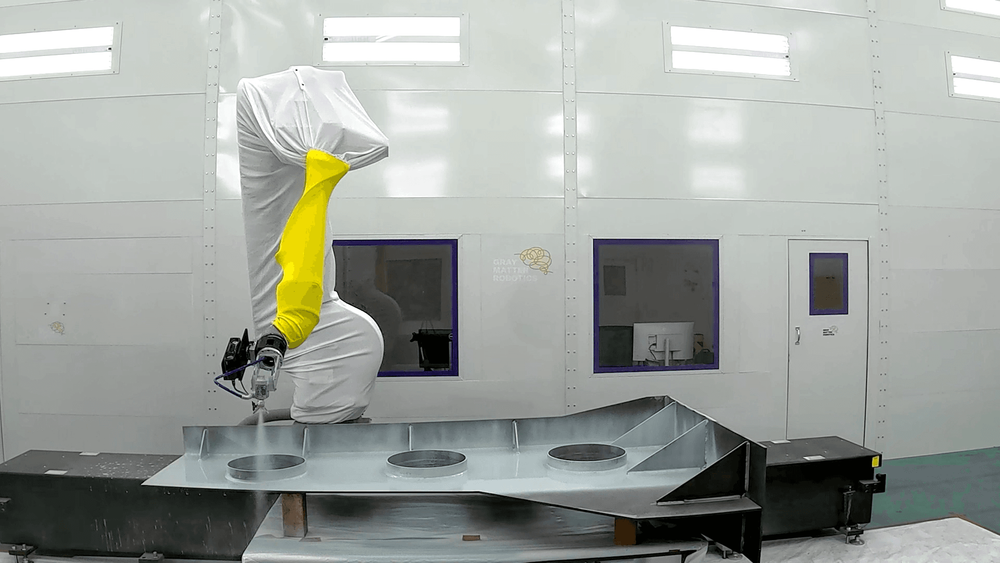 Robot industriel de surface travaillant sur une cloison navale dans le programme HYPR de HII