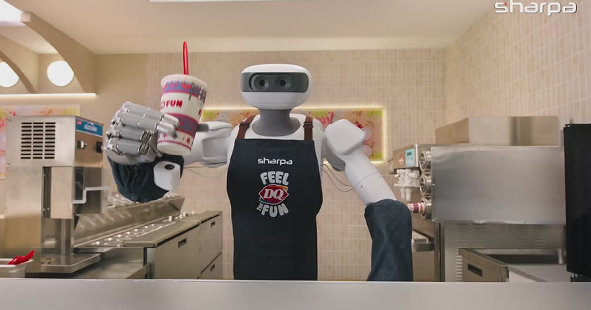 L’humanoïde Sharpa North tient une glace préparée dans un Dairy Queen de Shanghai