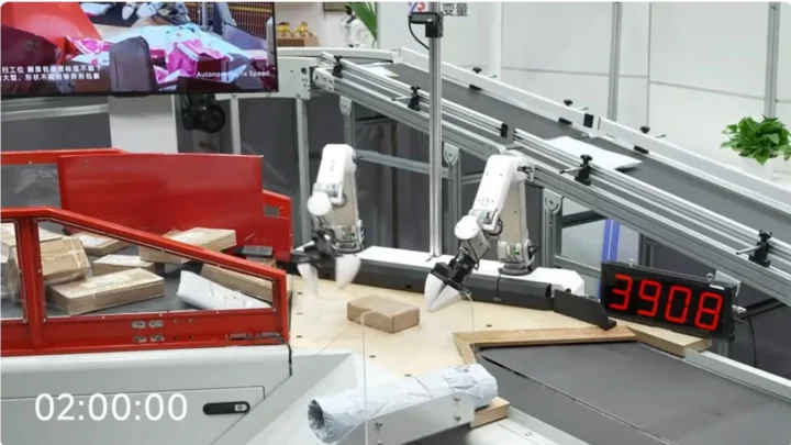 Deux bras de X Square Robot trient des colis pendant un test continu