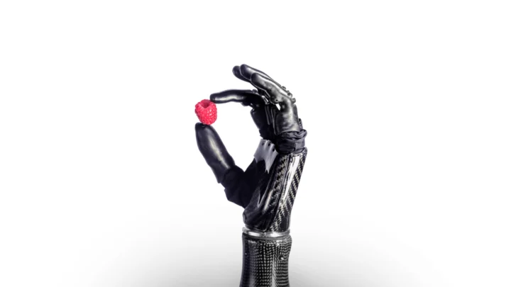 Main bionique Ability Hand de PSYONIC équipée de cinq doigts articulés