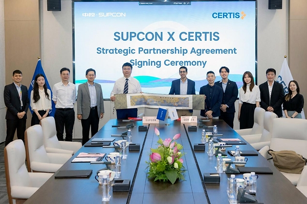 Représentants de SUPCON et Certis lors de l'annonce de leur accord robotique