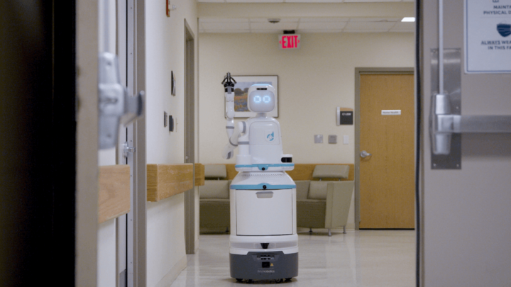 Le robot mobile Moxie avance dans le couloir d’un hôpital