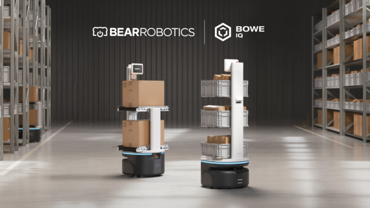 Deux robots mobiles Carti de Bear Robotics dans un entrepôt