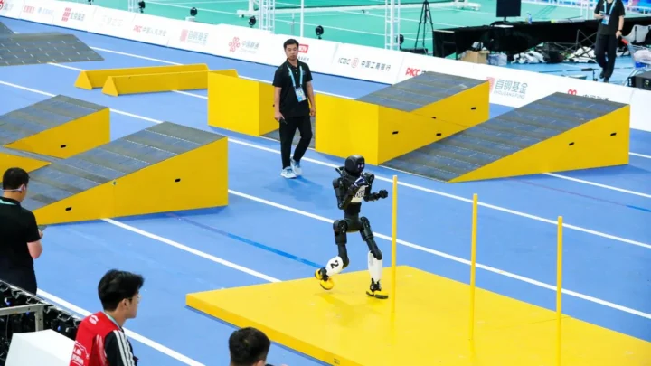 Humanoïde AGIBOT X2 franchissant un parcours d’obstacles aux Jeux mondiaux des robots humanoïdes
