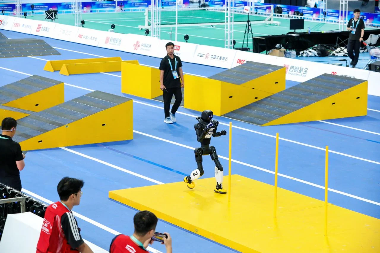 Humanoïde AGIBOT X2 franchissant un parcours d’obstacles aux Jeux mondiaux des robots humanoïdes
